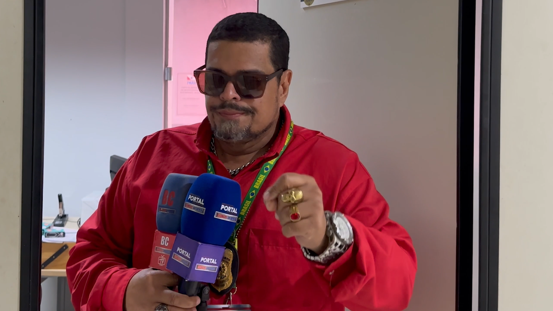 BANDIDO ATIRA NA POLÍCIA E LEVA BALA NA CABEÇA.