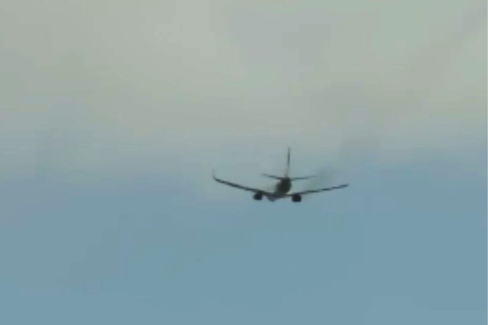 Turbina de avião pega fogo após decolagem no Aeroporto do Recife