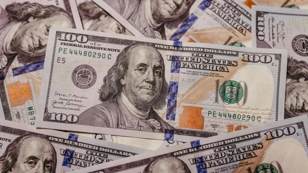 Bolsa dispara e bate recorde de pontos após 1º turno; dólar cai abaixo de R$ 4,95