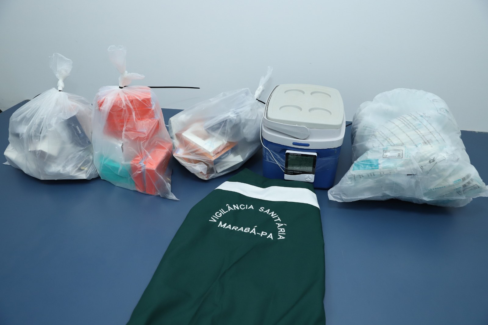 Divisa interdita clínica de estética após apreender medicamentos e materiais para infusão